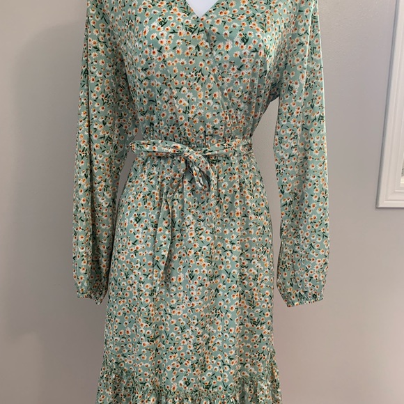 Davi & Dani Floral Dress - Picture 4 of 16